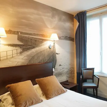 Des Marins, Hotel