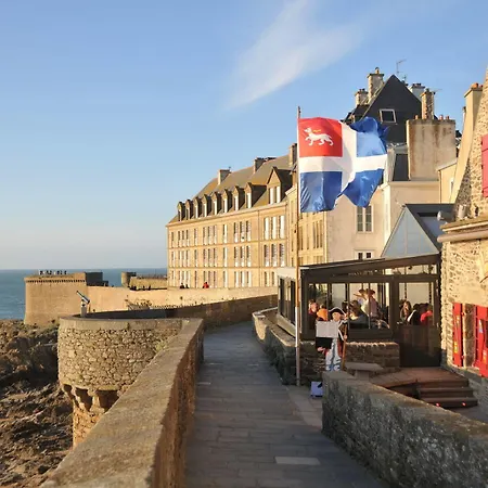 Des Marins, 3*